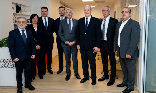 SAS le Prince Albert II de Monaco et M. le Conseiller de Gouvernement Ministre de l'Intérieur, M. Celario, avec les membres du Comité Monégasque Antidopage. M. Orengo, au centre, Président du CMA, et, de gauche à droite, Mme Alessio, Secrétaire Permanent, M. Thomas Lapras, M. Grégoire Montigny, M. Dominique Lucas et le Dr. Mustapha Dif.