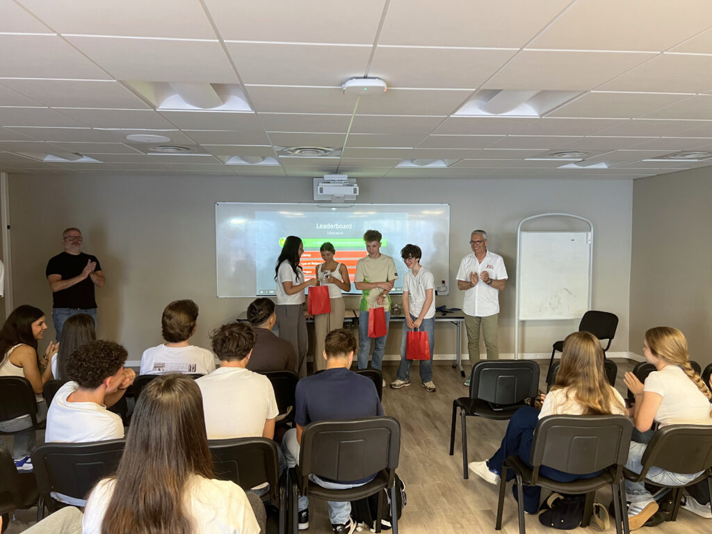 Remise des récompenses aux premiers du quiz, devant le classement projeté